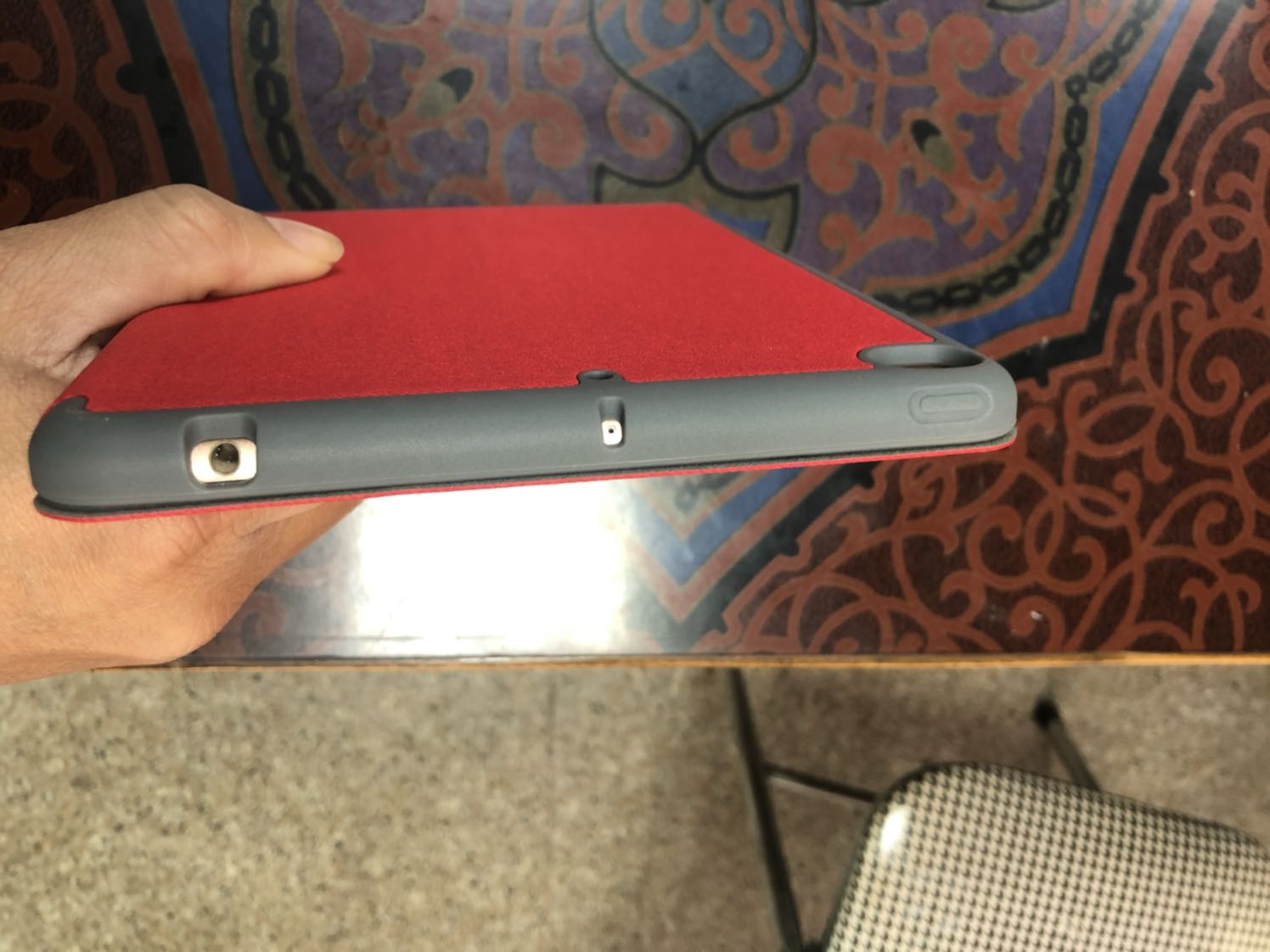 Khớp với phụ kiện của em Mini 5, kể cả Apple Pencil 1, hơi nặng, những chắc chắn. Được so với tầm tiền, độ bền theo thời gian chưa biết. Các bác có mini 5 hoàn toàn yên tâm vì rất khít như hình.