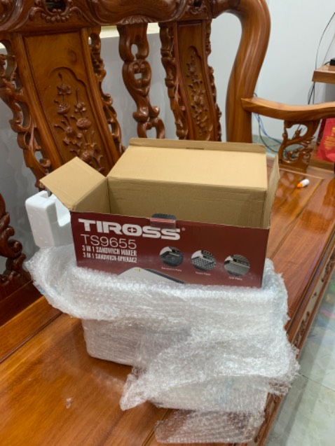 Xịn lắm nha mn
Hài lòng về đóng gói, rất cẩn thận, kĩ càng
Bao bì hộp đựng rất mới, hàng mới, ko có dấu hiệu đã qua sử dụng
Máy mới tinh, khay chống dính bóng láng
Mình đã từng đặt bên *** nhưng nhận về hàng bể vỡ, đã qua sử dụng rất thất vọng và chuyển qua đặt tiki. 
Nên mua nha mn ☺️