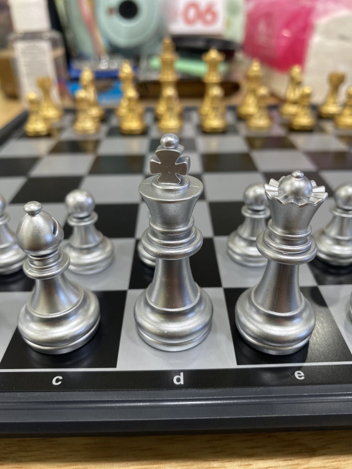 Bàn cờ và quân cờ rất chắc chắn, đóng gói cẩn thận. Quân cờ siêu đẹp, có nam châm hút, cầm vừa tay. Thấy nhiều bạn mua ở shop khác xong review là bàn cờ bên ngoài quá nhỏ chỉ bằng 1 gang tay mình cũng hơi lo nhưng shop này mình chọn size nhỏ nhất rồi vẫn rất vừa vặn ko bị tí hon như mấy chỗ kia. Cực kì hài lònggggg