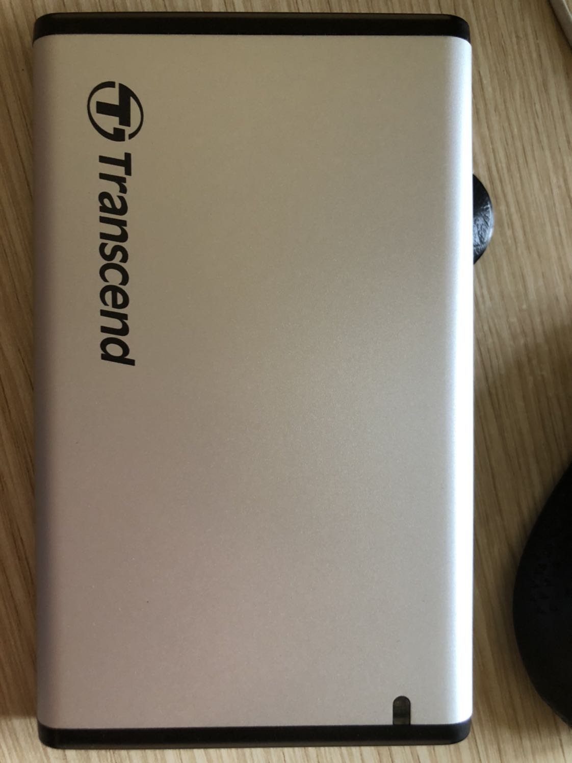 - Sản phẩm bằng kim loại (rất nhẹ), hai đầu bọc nhựa bằng ốc vít. Nếu rơi chắc dễ móp, dễ xước.
- Khi thay ổ cứng sẽ rất bất tiện do Sản phẩm không kèm sẵn tua vít.
- Giao hàng nhanh, hộp nguyên seal. (sản phẩm bị bong ra khỏi khay (chắc do quá trình vận chuyển)
- Trong hộp thấy có vài hạt bụi bám vào sản phẩm.
- Mình mua về để tận dụng ổ cứng hdd latop đã bỏ. Tốc độ copy nhanh, do vỏ kim loại nên nóng lên rất nhanh khi copy nhiều dữ liệu. (mình copy qua cổng usb 3.0, tốc độ copy vào ổ cứng trong khoảng 70-90 MB/s)
- Độ bền phải chờ thời gian mới biết được. - Sản phẩm bằng kim loại (rất nhẹ), hai đầu bọc nhựa bằng ốc vít. Nếu rơi chắc dễ móp, dễ xước.
- Khi thay ổ cứng sẽ rất bất tiện do Sản phẩm không kèm sẵn tua vít.
- Giao hàng nhanh, hộp nguyên seal. (sản phẩm bị bong ra khỏi khay (chắc do quá trình vận chuyển)
- Trong hộp thấy có vài hạt bụi bám vào sản phẩm.
- Mình mua về để tận dụng ổ cứng hdd latop đã bỏ. Tốc độ copy nhanh, do vỏ kim loại nên nóng lên rất nhanh khi copy nhiều dữ liệu. (mình copy qua cổng usb 3.0, tốc độ copy vào ổ cứng trong khoảng 70-90 MB/s)
- Độ bền phải chờ thời gian mới biết được.