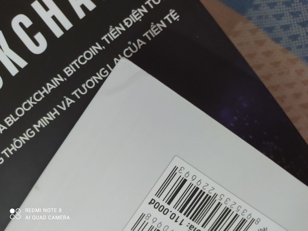 Cá nhân mình rất ấn tượng với quyển này, ở đây mình đánh giá 3* không phải vì nội dung ( mình chưa đọc gì ) nhưng ở đây là việc đơn của mình lên tới hơn 300k, có thể đối với nhiều bạn đây không phải một số tiền lớn nhưng nó là tiền ăn sáng 1 tháng của mình đấy ạ. Vậy mà Tiki không hề bọc laik sách cho mình nên 3/4 quyển đều bị nhăn mép trên và dưới nhìn rất xấu. Có thể mình hơi khó tính nhưng mình thấy khó chịu vì điều ấy.  Nếu như không phải ship nhanh chắc cho xuống 2* quá