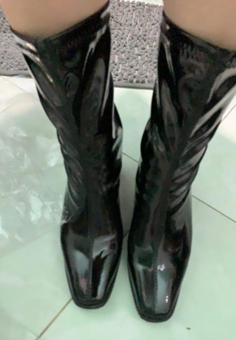 Giày xinh lắm, giao hàng nhanh hơi nhăn tí nhưng đi vào thì ok nè. Da bóng sạch dễ vệ sinh. Qua ưng lun