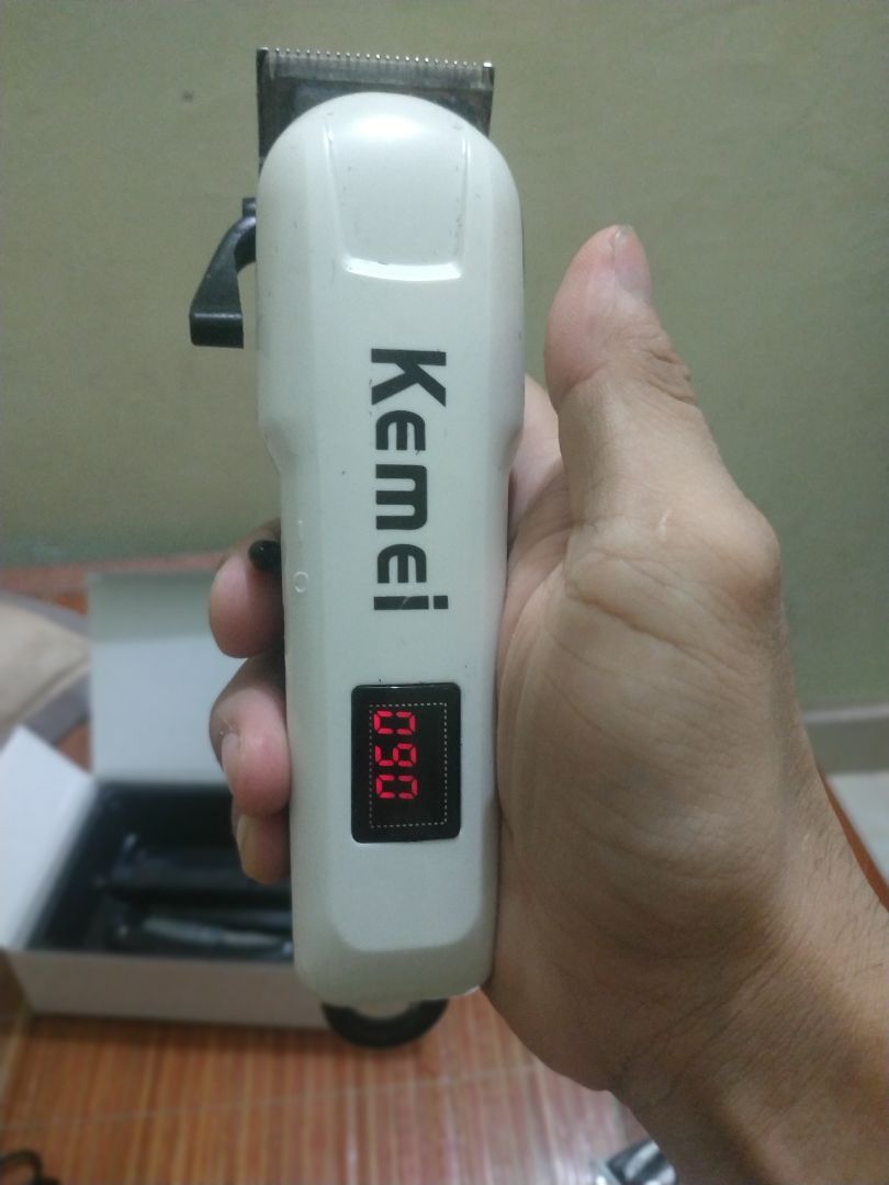 Shop và Tiki giao hàng nhanh dù mùa dịch. 3 ngày là nhận được hàng. Sp đóng gói đầy đủ phụ kiện. Shop sạc sẵn 100% pin nên về xài thử luôn. Cắt xong 1 đầu còn 93% pin, máy khỏe,cầm đầm tay,lưỡi cắt sắc.  Rất hài lòng. Good job.