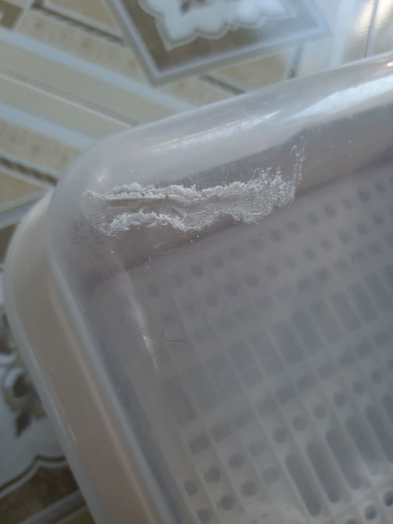 lần đầu tiên mua mà thất vọng tràn trề. sẽ k bao giờ mua hàng tiki nữa. hàng bị bể 2 chỗ thêm 1 chỗ hư nặng. vết nứt có thể chấp nhận do vận chuyển. nhưng vết trầy kia chắc chắn do hàng bị trc khi đóng gói. Vì bên ngoài đóng gói k bị trầy . Vết trầy nặng vậy nếu bị do bên vận chuyển thì nó sẽ trầy cả bên ngoài giấy gói hàng. Nhà cung cấp làm ăn ẩu quá