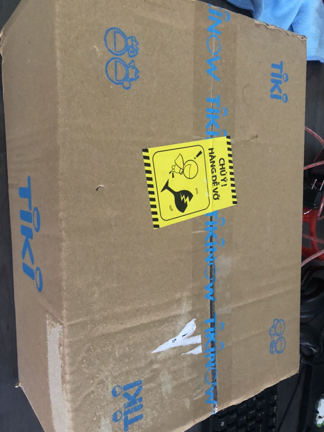 Tiki giao hàng nhanh, đóng gói cẩn thận.
Sản phẩm đáp ứng nhu cầu nghe nhạc cơ bản, công suất nhỏ, chỉ phù hợp trong phòng nhỏ. Nếu bạn có nhu cầu nghe nhạc cao thì nên chọn mua sản phẩm mắc tiền hơn.