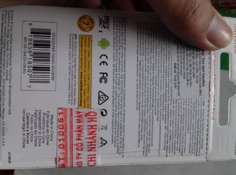 1. Tiki giao hàng rất nhanh, gói hàng đẹp.
2. Cảm thấy thất vọng với sản phẩm khi nhận được, sau khi kiểm tra phát hiện thẻ nhớ đã bị lấy ra rồi (Có đường cắt bằng dao lam ở phía bên phải mặt sau bao bì sản phẩm,  khây đựng thẻ nhớ bên trong củn bị bóc mặt kiếng bao bọc). 
Mình sợ thẻ đã bị cài phần mềm gây hại cho máy, nên các bạn sau khi mua nhớ kiểm tra thật kỹ lưỡng sản phẩm nhé.
(Ảnh minh chứng phía dưới)