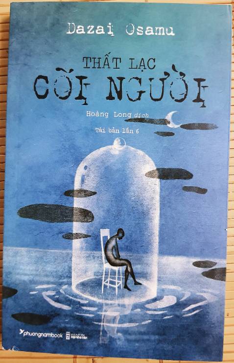Hàng giao rất nhanh, nay đặt mai giao(đặc sản mỗi lần mua Tiki :v). Nhìn tổng thể thì khá ổn, mình chưa đọc nhưng nội dung có vẻ được đánh giá cao. Chỉ có điều, hàng giao không có bọc bên ngoài làm tớ khá bất ngờ, sách cũng bị hỏng hóc mấy chỗ. Đặc biệt là góc dưới bên trái, nhìn xót cực kì ? Thế thôi, còn lại tớ thấy khá ổn.