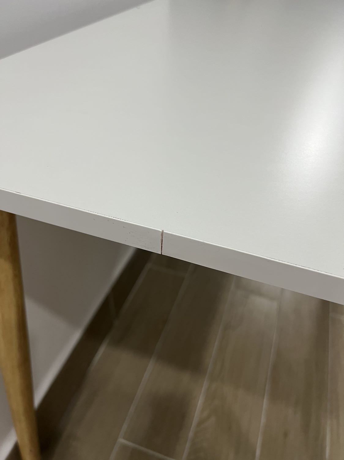 Soạn và ship hàng đúng lịch. Bàn to, cao, mặt bàn nhám ko thấm nước. Dễ lắp ráp lắm. Điểm trừ chỗ là bàn mình có 1 vết bị nứt ăn sâu. Nên trừ điểm. Hy vọng sau shop kiểm tra hàng kỹ trước khi giao