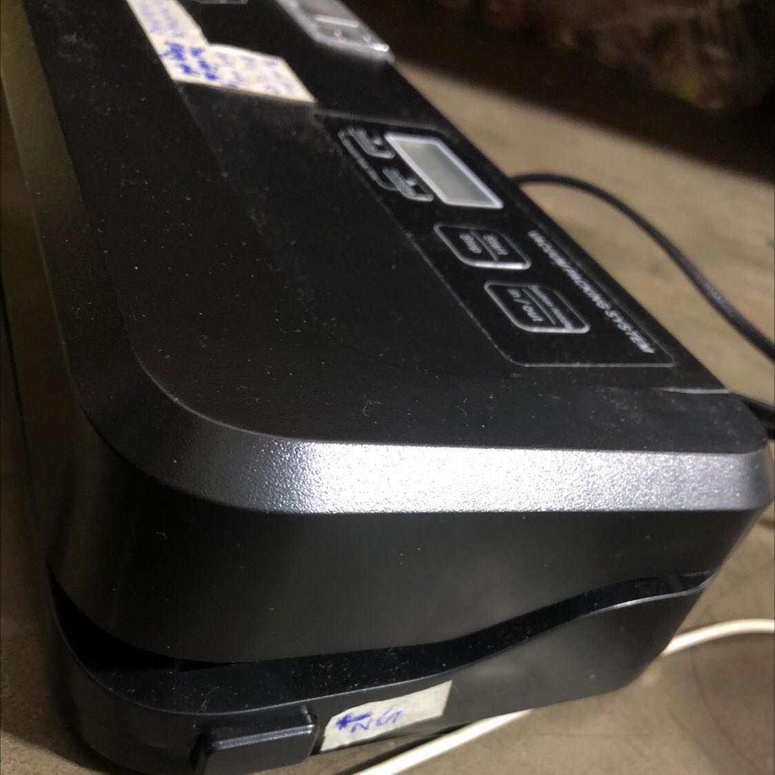 Giao hàng nhanh đóng gói cẩn thận. Mình đã trải nghiệm thử hơn 1 tháng, mới đầu đóng cứ bị ko khí vào ko kín, sau biết cách làm tốt hơn. Mình đẩy miệng bịch sát vách đóng chỗ giấy tepflon và hơn 1 chút là ko bị ko khí tràn vào. Chúc shop năm mới bán nhiều nhé.