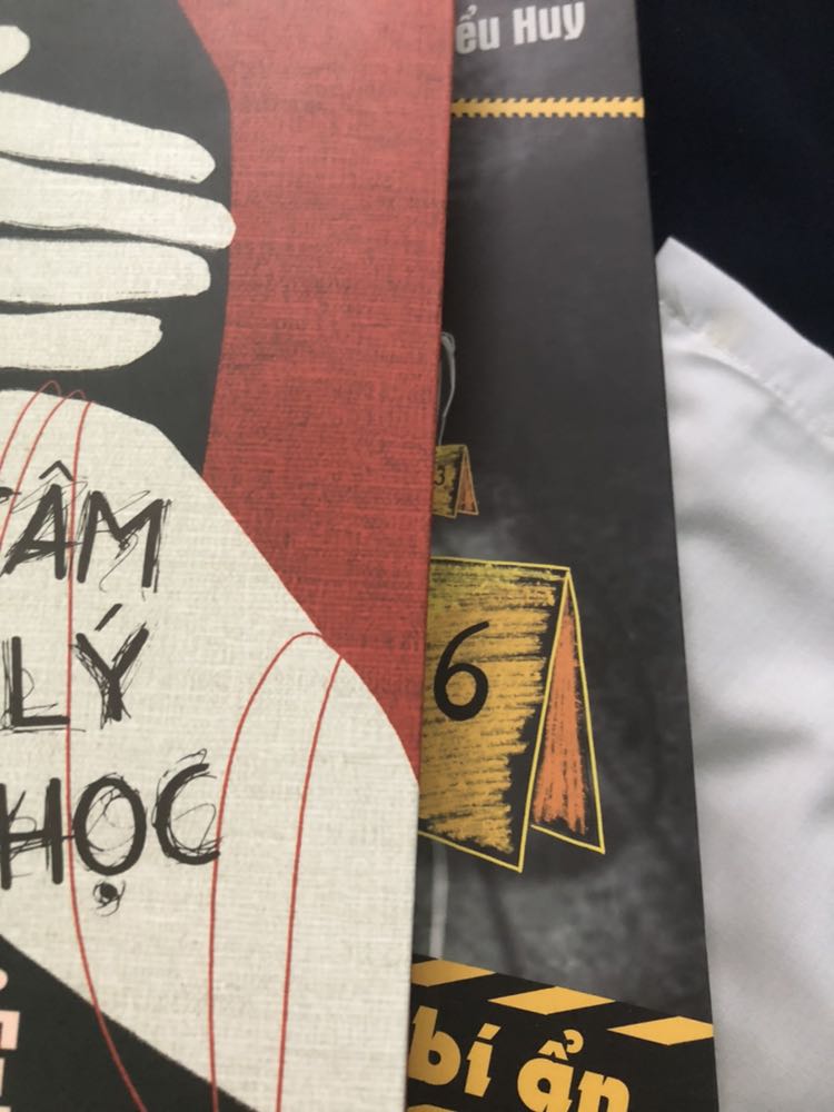 sách đa phần rất đẹp, các góc k bị gấp hay gãy nhưng mà hơi thất vọng vì trang đầu bị bẩn ở góc như vậy. Mong sẽ kiểm duyệt sản phẩm tốt hơn trước khi giao cho khách như vậy