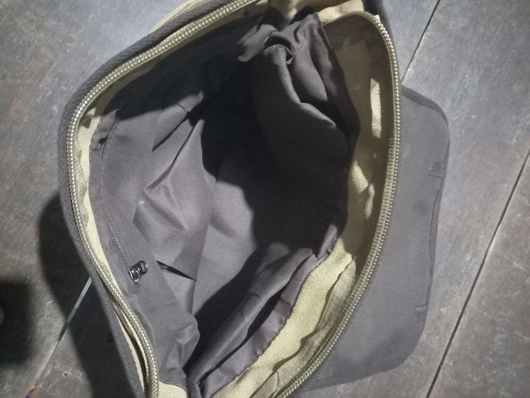 Túi chắc chắn, đẹp. Đường may tỉ mỉ, các khóa kéo rất "khỏe". Rất thích!