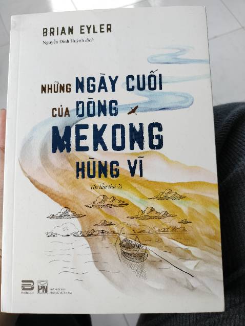 Một cuốn sách đáng đọc để tìm hiểu về dòng Mekong từ với nhiều khía cạnh khác nhau, tương lai của dòng Mekong dưới sự chi phối của các quốc gia và cường quốc như Trung Quốc. Nguy cơ tiềm ẩn của các chính sách phát triển kinh tế khi họ cố khai thác nguồn tài nguyên thiên nhiên này, có thể tổn hại đến hệ sinh thái của khu vực lẫn những lãnh thổ khác nhau phụ thuộc con sông.