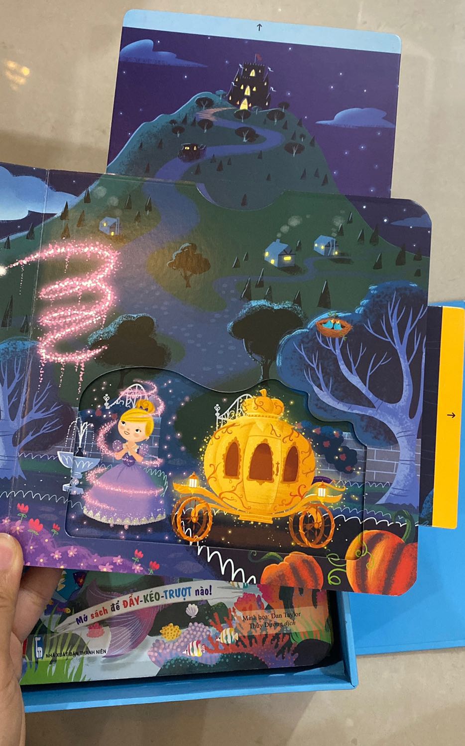 Bộ 4 cuốn được bỏ trong hộp đẹp và có nam châm hít, bé xem xong dễ dàng bỏ cất gọn gàng. Truyện hơi ngắn gọn, thích hợp mấy bé nhỏ nhỏ thôi.