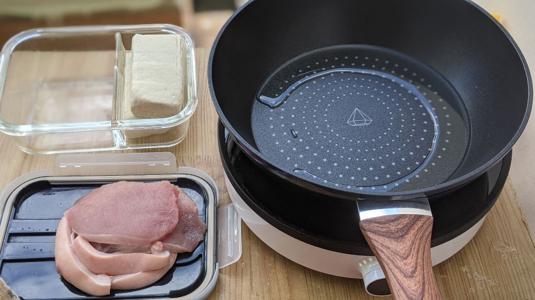 nghe bạn của mình từng xài chảo này rồi khen là chảo tốt nên mình cũng mua theo. chảo mà có vung kính thì tiện rồi.nhưng không biết có phải do mua hàng giảm giá nên bên nhà sản xuất bán cho mình sản phẩm lỗi không (bên trong thành chảo hơi xướt một xíu) nhưng cũng không sao. xài ổn áp nha ;) để xài được lâu thì các bạn chú ý xài đồ gỗ và chùi rửa nhẹ nhàng trên mặt chống dính.