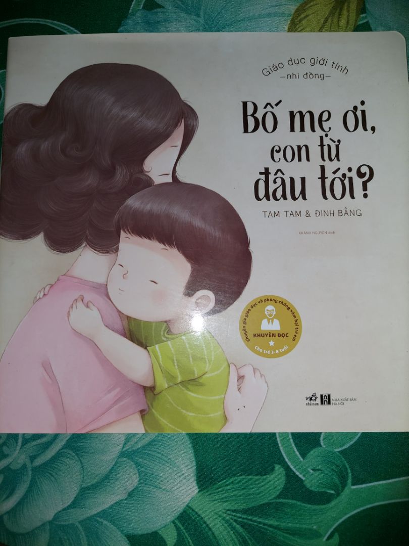 ngôn từ gần gũi nhưng không quá nhạy cảm phù hợp với các bé mẫu giáo từ 3 tuổi. cha mẹ nên đọc vì có lúc mình sẽ đối diện với câu hỏi từ con "Bố mẹ ơi, con từ đâu tới?"