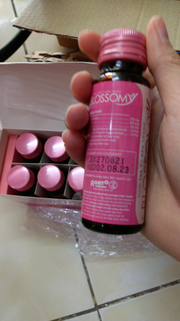 Tiki đóng hàng cẩn thận, bạn shipper thân thiện. SP chất lượng, mình uống hộp thứ 2 đã cảm nhận có chút sự thay đổi về da, da sáng và căng hơn nên quyết định sẽ tin tưởng sử dụng lâu dài. Thật tốt là cũng tốt cho dạ dày của mình nữa. Tính ra mua trên Tiki hời hơn so với mua hiệu thuốc nếu các bạn áp mã giảm giá nhé. Chúc shop bán được nhiều hàng.