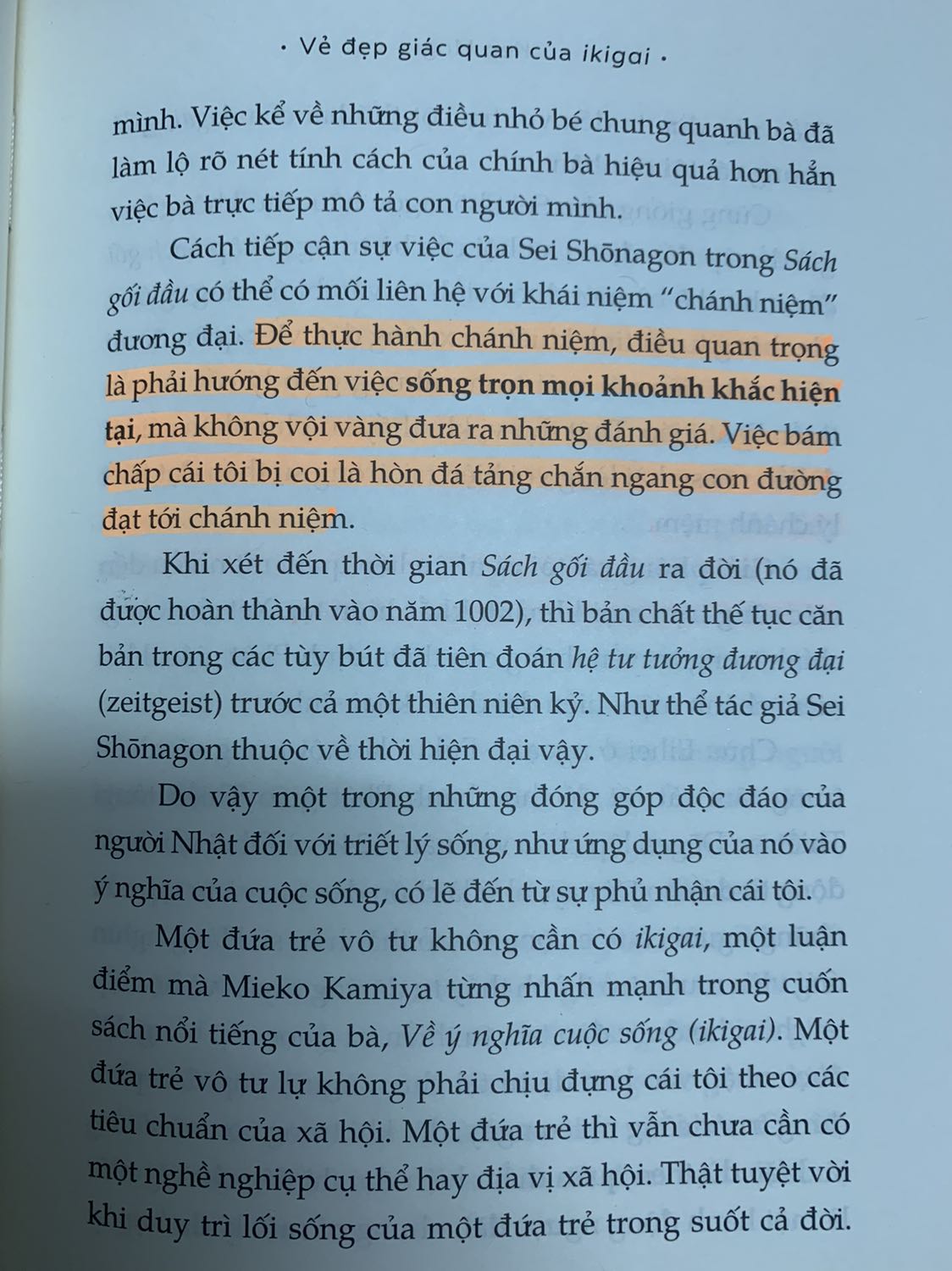 /Mình thật sự rất thích những chủ đề về ikigai. Qua quyển sách này mình biết thêm rất nhiều về văn hoá, phong tục và truyền thống của ng Nhật. 1 quyển sách khi đọc giúp mình cải thiện nhiều hơn về tư duy. Từ câu chuyện đầu bếp Sukiyabashi Jiro 3 sao Michelin, Fujita ng tuyển chọn cá ngừ rồi đến chén trà ngàn sao,... mình thấy đc ikigai trong từng khoảnh khắc. 
Tiki giao hàng nhanh, sản phẩm tuyệt vời