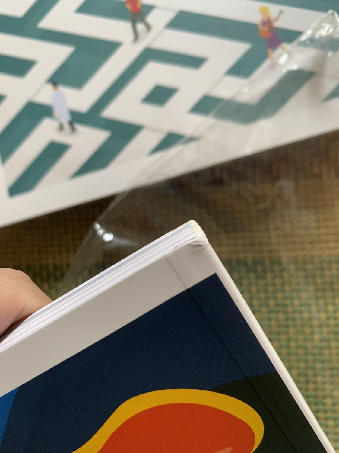 Bìa bẩn & móp góc như sách đã qua sử dụng! Ban đầu mình nghĩ là để ở kho nên sách có thể hơi chút ít thôi, nghĩ là có bọc nên ổn, NHƯNG KHÔNG!!! Đây là sách đã bị bẩn và móp góc từ trước và đã được bóng giấy bóng lại lần 2!!!