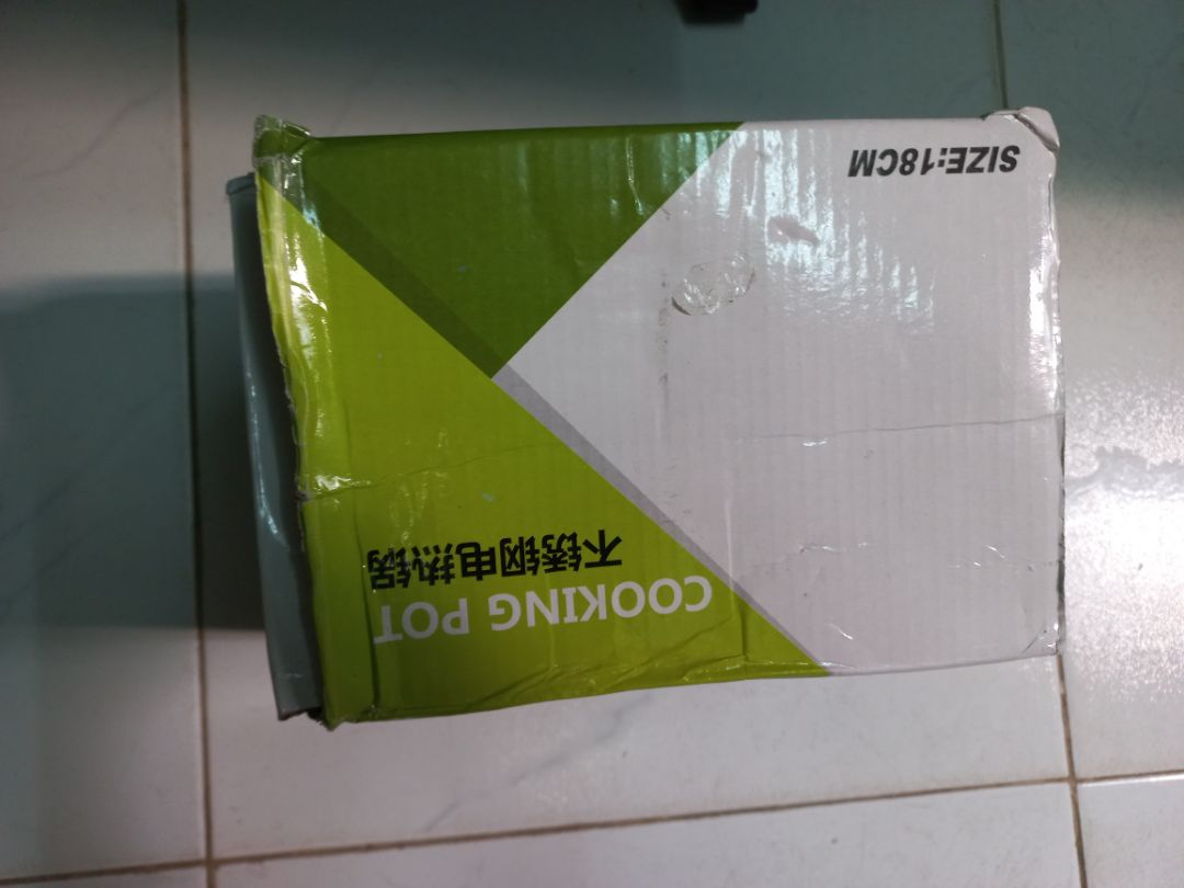 mỏng manh, chất liệu nhựa dỏm. hộp đựng móp méo