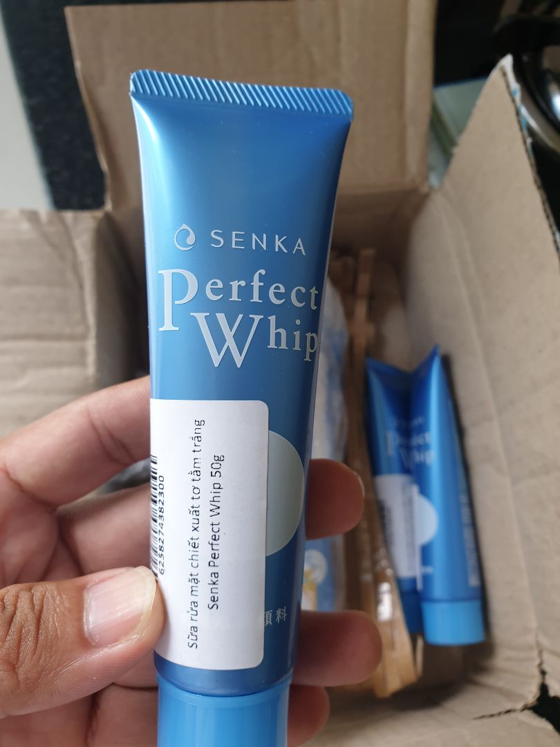 Sữa rửa mặt tốt, mua 3 chai lớn được tặng thêm 3 chai nhỏ cũng êm. Hàng giao nhanh tuy nhiên tôi không đồng ý cách giao hàng của đơn vị vận chuyển BEST, đề nghị tiki có làm việc lại với đơn vị vận chuyển có hướng xử lý không để tái diễn. Hàng tôi mua đã thanh toán truoc. Hàng giao tới nhà lúc tôi chưa về nhà thì nhân viên giao hàng quăng đại hàng qua hàng rào vào sân nhà, không thông báo hay gọi cho tôi biết. Trưa tôi về thấy gói hàng nằm ngoài sân. Trên gói hàng có dán nhãn HÀNG CỰC KỲ DỄ VỠ, vậy mà nhân viên vẫn quăng vô. Cách giao hàng không tôn trọng khách hàng như thế. Rất may sản phẩm không dễ vỡ vì là chai sữa rửa mặt, nếu là ly, chén thủy tinh, sứ, hay hàng điện tử thì sao.