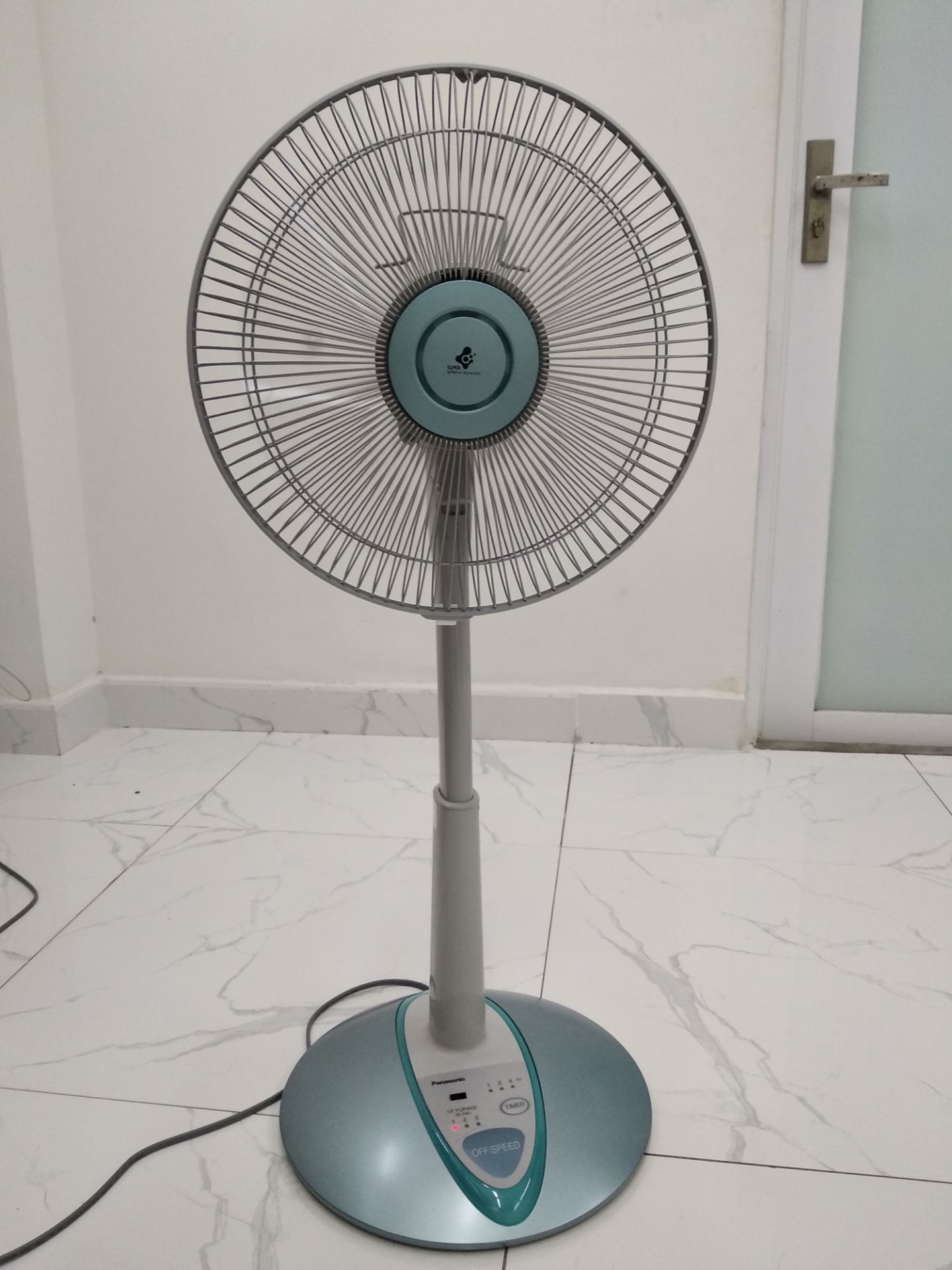 Quạt êm, không ồn, tốt trong tầm giá. Hy vọng xài được bền, lâu. Remote hok có chế độ cho quạt quay, phải dùng tay nhấn sau quạt. Ngoài ra, phải bấm hết số 1 2 3 mới tắt đc quạt. Chân quạt thiết kế không phải miếng mút êm nên khi di chuyển quạt trên nền gạch sẽ nghe âm thanh khó chịu. Mới xài 1 tuần cảm thấy khá hài lòng với chất lượng sản phẩm.