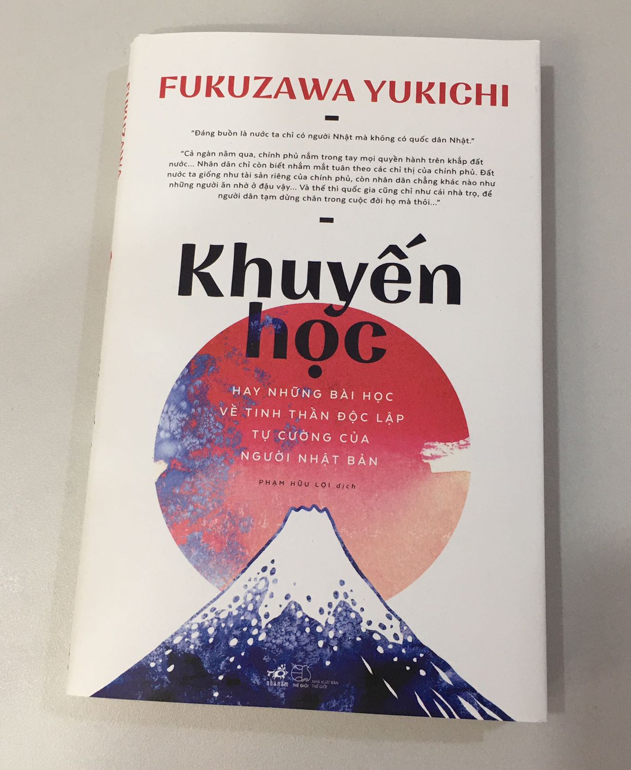 Mình nhận được sách đúng như dự kiến luôn. Bên ngoài sách có một miếng như cái bìa sách luôn. Mình kh bít gọi là gì ha ha ha nhma đẹp xĩu mng ah. Nội dung thì chắc mỗi ng sẽ có một cảm nhận cho riêng mình nhaa. Mng ủng hộ shop nha. Mình nhận được sách đúng như dự kiến luôn. Bên ngoài sách có một miếng như cái bìa sách luôn. Mình kh bít gọi là gì ha ha ha nhma đẹp xĩu mng ah. Nội dung thì chắc mỗi ng sẽ có một cảm nhận cho riêng mình nhaa. Mng ủng hộ shop nha.