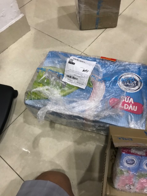 Tiki trading, giao hàng nhanh, đóng gói chắc chắn nhưng lại quá lạm dụng màng có, quấn quá nhiều màng co, làm khách hàng mở rất khó và gây ảnh hưởng môi trường, cái này có một số khách hàng đã phản ánh rất nhiều rồi mà Tiki vẫn coi thường khách hàng không thay đổi, mình luôn xếp cafe highland và Tiki là 2 ông nội bán hàng gây ô nhiễm môi trường nhất, nếu về lâu về dài Tiki không đưa ra chính sách thay đổi hành vi này thì gia đình nhà mình sẽ dần tẩy chay Tiki vì giờ ***, Vinmart ngay trước nhà, đi bộ mấy bữa là ra, không phải mình ông Tiki 1 mình 1 chợ mà ông lại coi thường khách hàng đến vậy, qua đây mình kêu gọi mọi người cùng chung tay lên án những kiểu bán hàng mà bất chấp gây ô nhiễm môi trường để bắt Tiki phải thay đổi hanh vi cùng chung tay bảo vệ môi trường nhé MN