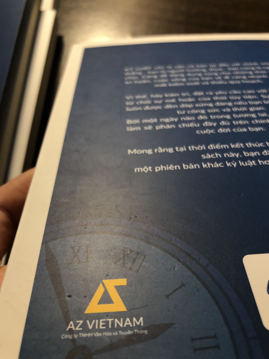 không seal bảo quản, không bọc gì hết chỉ để trần như thế rồi không biết nhà bán hay giao hàng làm gì mà cuốn sách mình nhìn thê thảm lắm, may là vẫn fix được. Trong hình không thể nhìn kĩ được nhưng mong Tiki cải thiện việc đóng gói sản phẩm giúp mình
