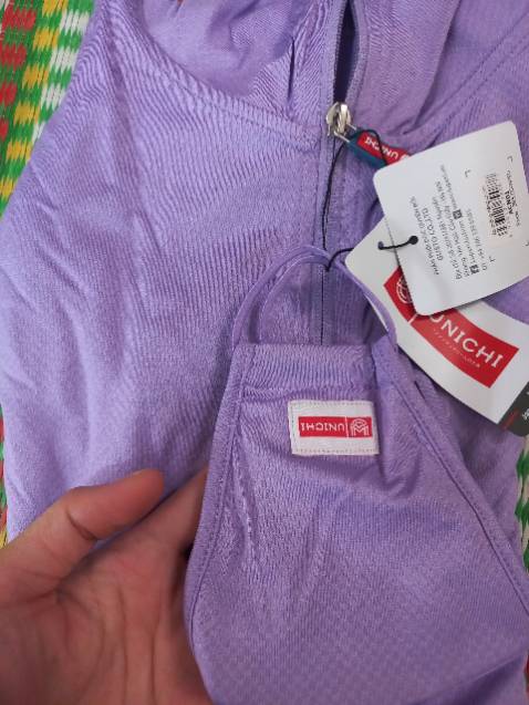 Áo chống nắng dày dặn, màu đẹp, cảm giác k bị dão như các loại khác, vì k thích mặc rộng nên rất vui khi tìm đc áo đúng size, áo đc tặng thêm khẩu trang và vớ cũng màu