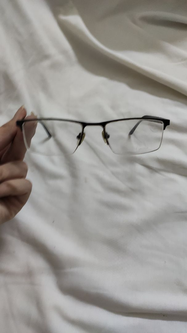 Mình mới nhận mũ, cảm nhận đầu tiên là hài lòng. Mình đeo kính cận nhưng vẫn kéo được kính râm bên trong xuống không bị vướng (có thể do kính cận mình nhỏ). Kính râm trong đi nắng tốt bớt chói mắt, lót mũ có thể tháo được. Trọng lượng mũ cân được 850g giống quảng cáo không hiểu sao trên tem lại ghi là 511g. Mình không thích kiểu khóa của mũ lắm, giá mà là khóa giật giống các loại mũ đời mới thì hay hơn. Tổng thể thì vẫn cho 5*