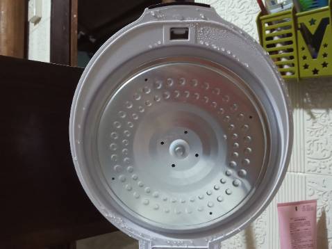 Rất không hài lòng về nồi cơm và thấy thất vọng với sự hỗ trợ của Tiki.
Nồi cơm nắp chênh, thoát khí ra rất nhiều khiến hơi nước đọng lại cả trong và ngoài nắp nồi.
Nồi khi nấu thì vỏ nhựa bên ngoái khá nóng.
Trong khi nồi cơm để miêu tả là kín khí, "Nồi có vỏ ngoài được phối hợp bằng inox và nhựa PP cách nhiệt cao cấp bền đẹp và an toàn khi sử dụng."

Đã gửi email phản ánh ngay trong ngày nhận hàng mà đến nay là ngày thứ 4 vẫn không nhận được phản hồi nào từ phía tiki.