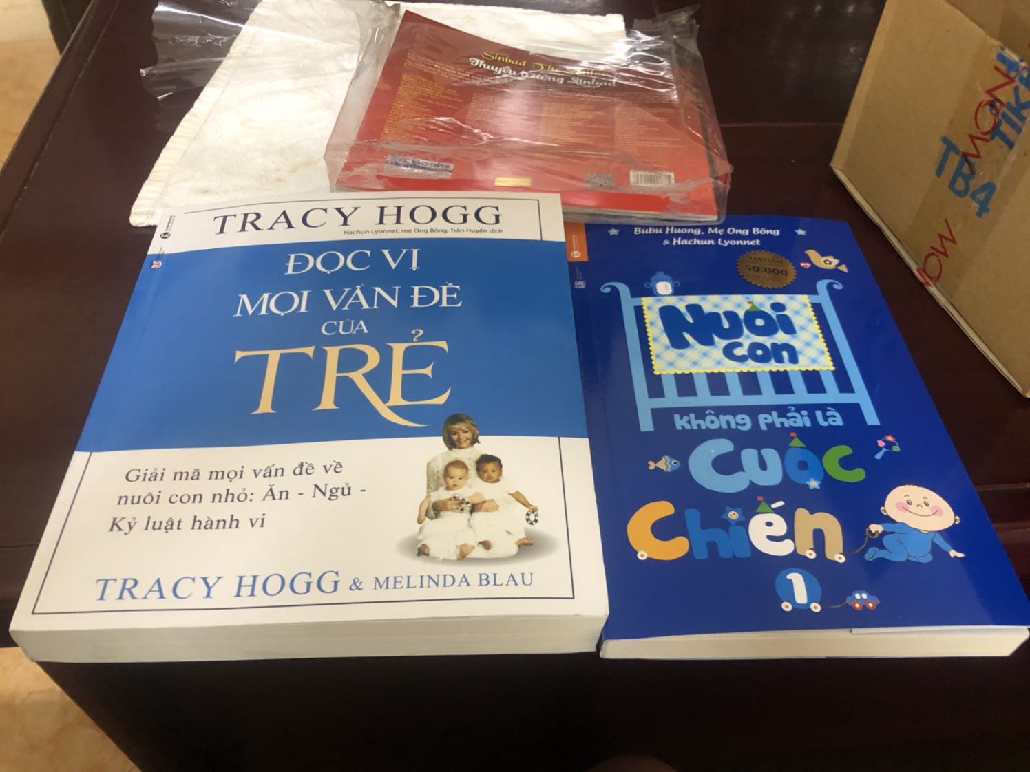 Bạn Shipper dễ thương, giao hàng nhanh, sách sạch đẹp rẻ hơn so với các combo shop khác mà còn được tặng thêm 1 cuốn truyện song ngữ nữa.