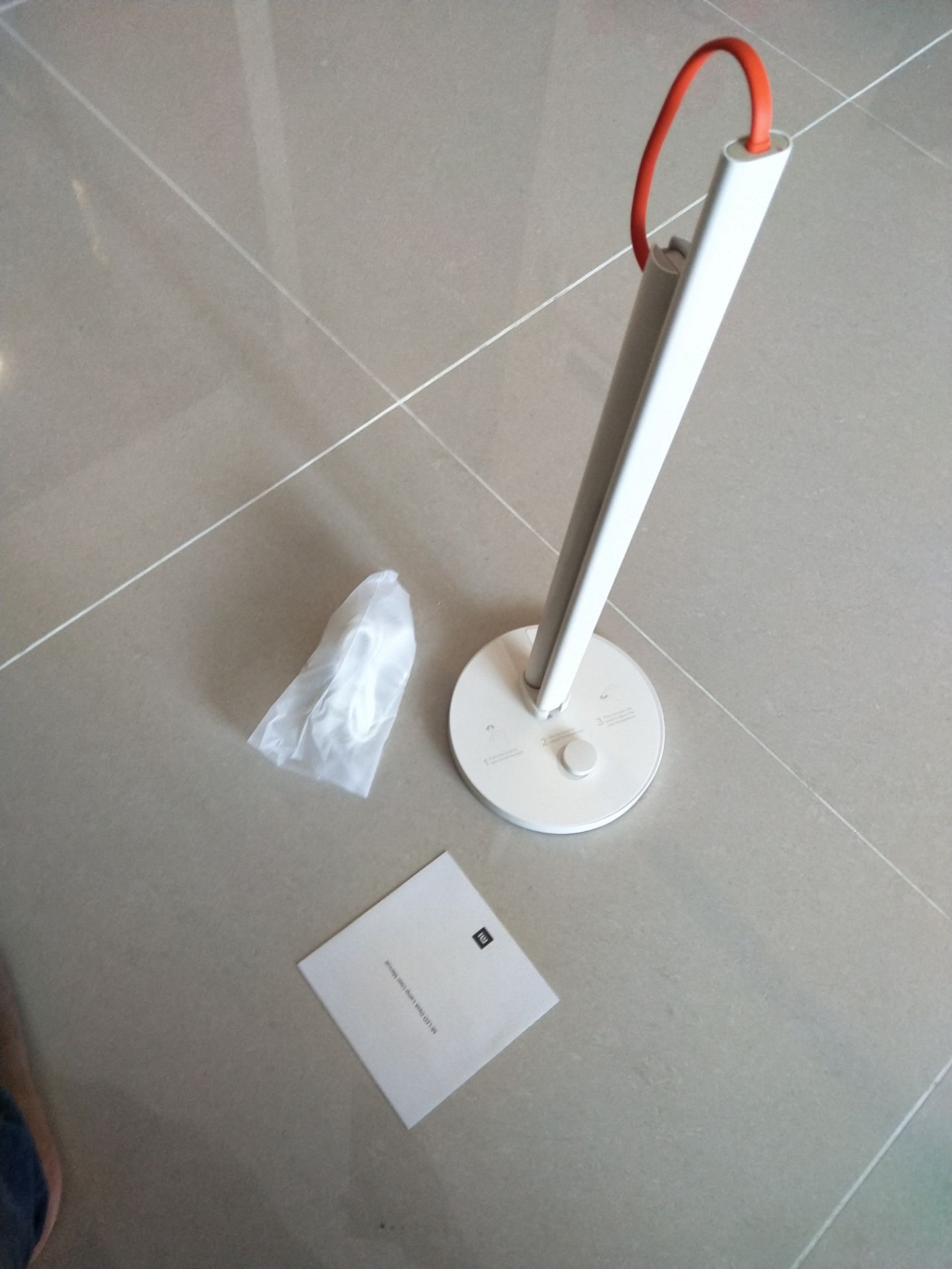 Đèn ngoại hình đẹp, build cứng cáp. Kết nối wifi để điều khiển bằng điện thoại sử dụng app Mi home. Chú ý đây là đèn bàn đọc sách và làm việc nên ánh sáng đèn chỉ có 2 tone là trắng và vàng.