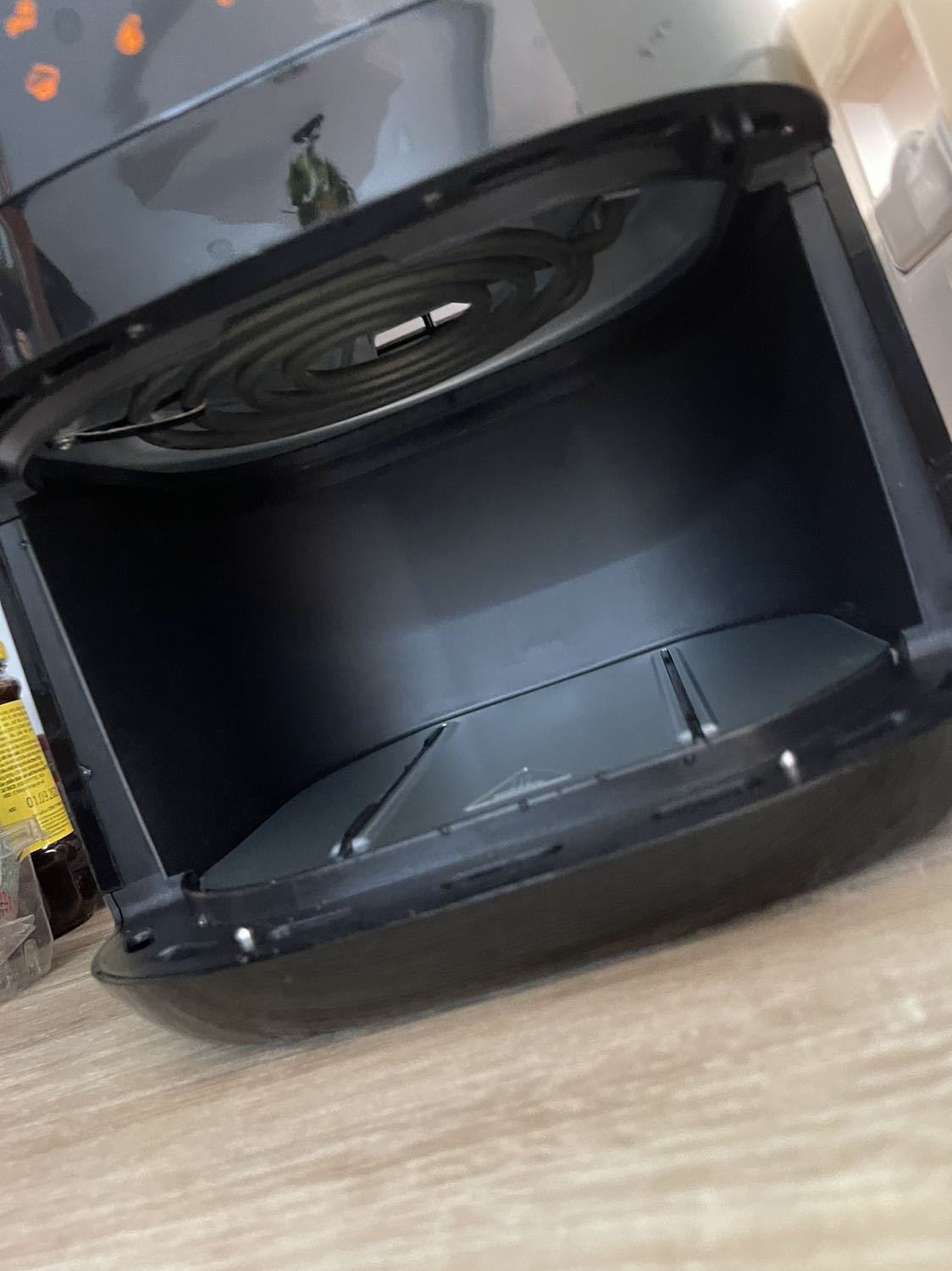 Mình tin dùng philips hơn so với lock lock gì đó vì dù sao đồ thương hiệu lâu năm, kích thước nhỏ gọn hơn công suất nhỏ hơn so cùng giá tiền thì nhiều bạn chọn lock lọck, nhưng kinh nghiệm nấu ăn thì mình thấy bếp nhỏ dung tích nhỏ công suất nhỏ nấu nhanh hơn kèm theo tiết kiệm điện hơn, mình nướng thịt xiên 10ph thì thịt đã chín, tuy chưa giòn da lăms nhưng rất ngon so với mình hay nướng bằng vi sóng trước đây