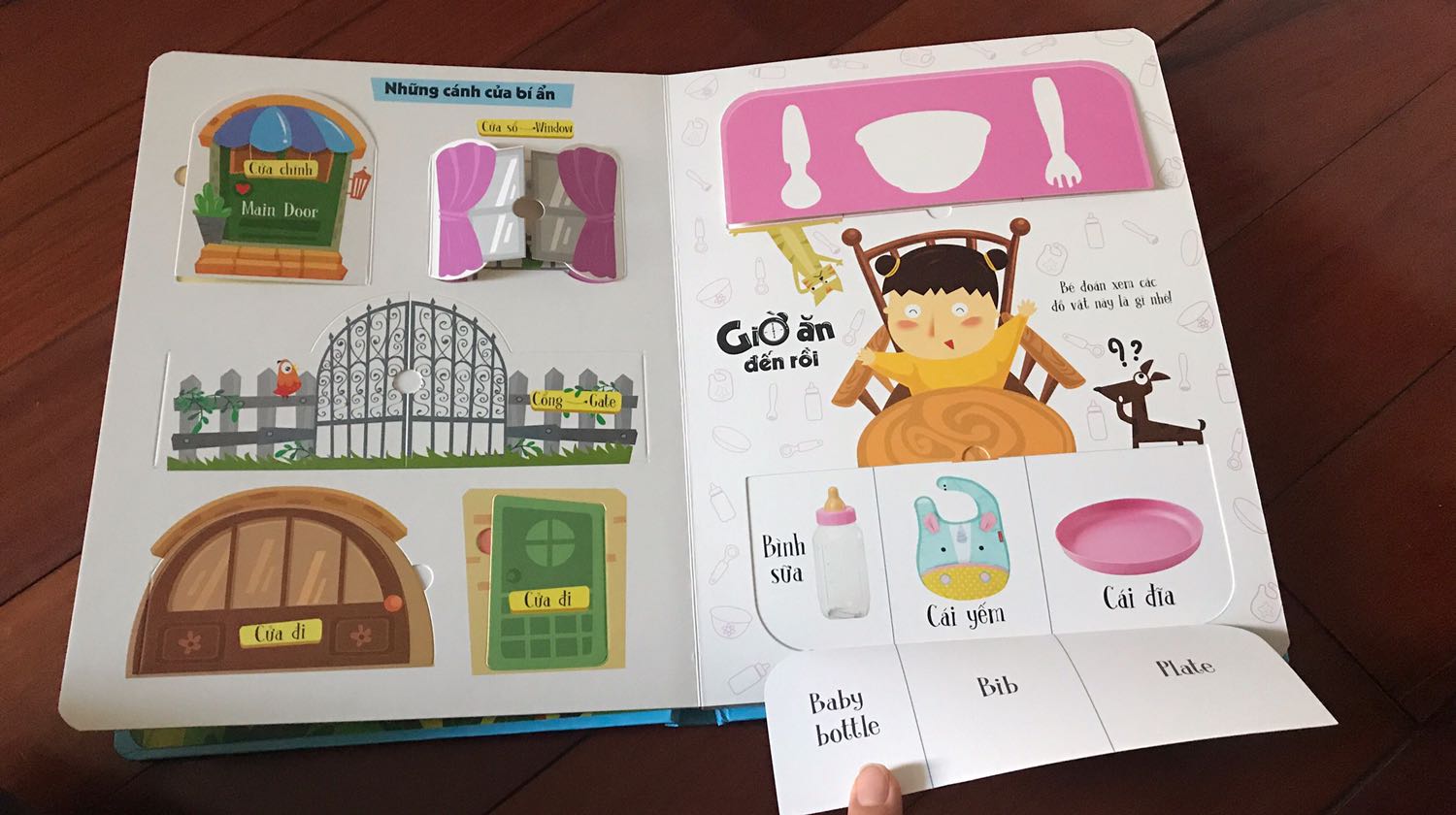 Tiki đóng gói luôn kỹ và đẹp với hộp giấy, làm quà tặng rất tiện.
Bìa sách cứng cáp, màu sắc trang giấy sắc sảo rất nét, nhìn bắt mắt, mình người lớn còn thích huống chi trẻ con.
Nội dung có thể nói là phù hợp với bé 2-4 tuổi, từ đơn giản, gần gũi với cuộc sống để bé dễ dàng liên hệ thực tế. Điểm thú vị là phần lift the flap, tạo sự thích thú cho bé & cả người hướng dẫn. Hai mẹ con mình chơi cùng nhau đến nỗi quá giờ đi ngủ mà ko chán.
Sách rất mới mà ko hiểu sao cái gáy hơi nhàu nhẹ, hơi nát nhẹ.