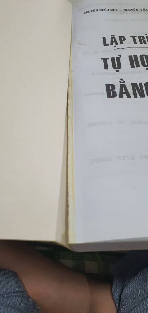 Sách đã cũ, mới mở ra đã bung keo gáy sách.