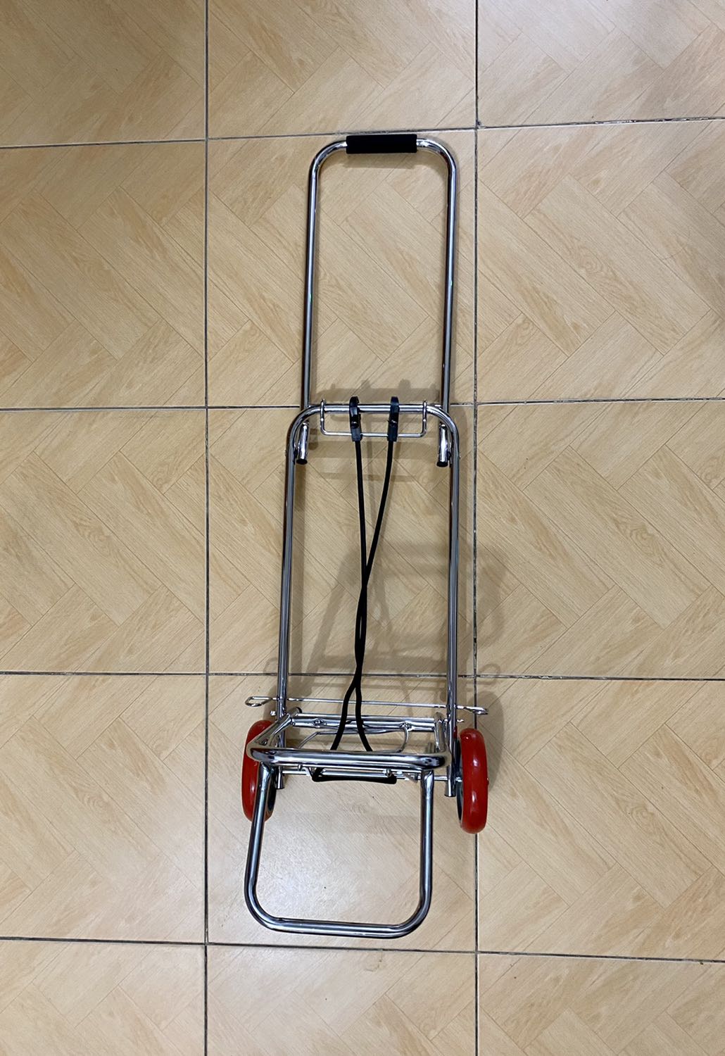 Giao hàng nhanh, sản phẩm không bị hư hại, xe cứng cáp, chiều cao khoảng 1m vừa tầm tay để kéo