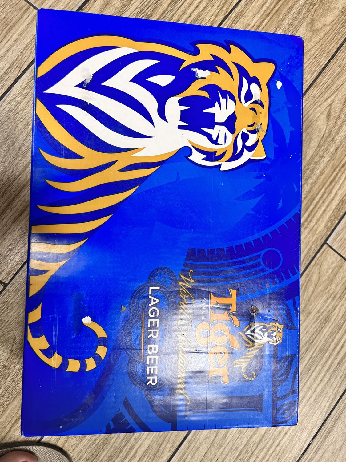 Bia date mới, giao nhanh 2h, thùng còn nguyên, bia cũng còn nguyên, bên ngoài đc quấn màng cẩn thận, chỉ sợ uống bị đăng do vận chuyển mà cuối cùng lại uống rất ngon. Thật sự tiện lợi khi có tiki