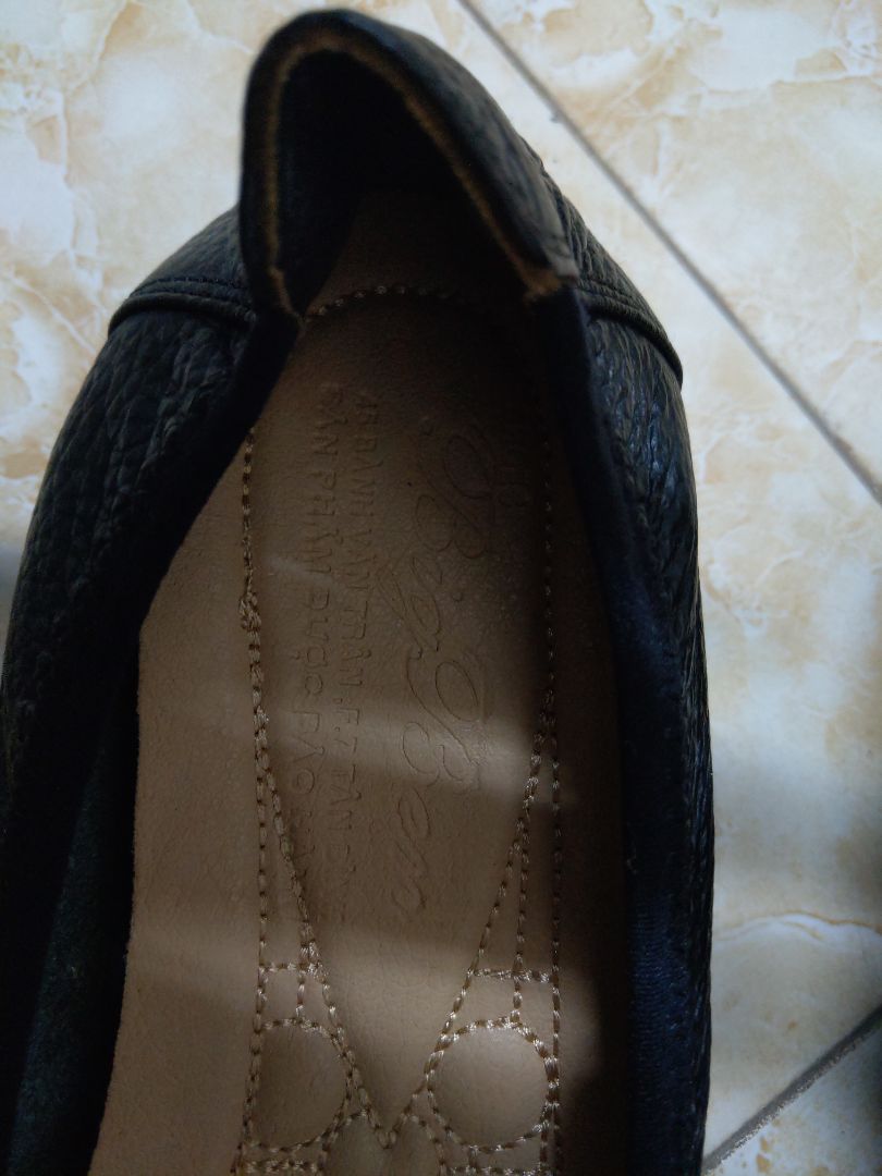 Chất lượng không chê tí gì được. Kích cỡ thì vẫn hơi rộng xíu so với chân bà nhà mình, thêm miếng đệm gót là vừa. Đường may, miếng lót đều chỉn chu, dập rõ hãng làm, nhìn rõ cái tâm của người sản xuất. Giày SG vừa rẻ vừa quá tốt so với giá! Chắc mình cũng phải bon chen 1 đôi theo bà :) Mua phải nhiều sản phẩm treo đầu dê bán thịt *** online rồi, kiếm được sản phẩm như shop đúng là của hiếm!