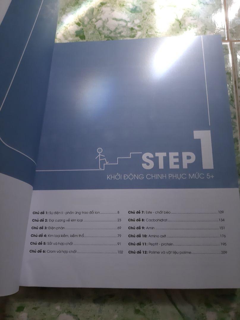 Megabook đóng gói sách cực kì chắc chắn lun, dù mình chỉ đặt 1 cuốn. Sách đc bọc dưới 1 lớp bọc xốp, dán keo lại nx nhen mn😆 rồi đc đựng trong 1 cái hộp với kích thước vừa in nên ko lo xộc xệch gãy gáy sách hay j đâu nhe. Nội dung sách thì mình chưa đánh giá đc vì ms mua thoi, nhma nhìn mục lục sẽ thấy các chủ đề đc dàn trải từ lớp 10 đến 12. Cơ mà ban đầu mình mua vs mục đích lấy gốc phần hữu cơ, nhưng sách ko có phần đó🥲