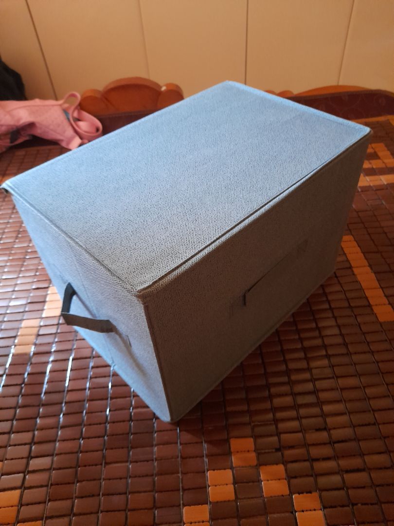 ok đã nhận được hàng, hàng giao khá nhanh, được bọc cẩn thận, không có vấn đề vận chuyển, chỉ có là mép trái của nắp hơi nhăn nhìn hơi khó chịu nhưng cũng không ảnh hưởng nhiều, điểm trừ duy nhất là nắp dễ tuột xuống bên trong nhưng vì còn để đồ bên trong và được cất trong tủ nên không vấn đề. Mình vẫn đánh giá năm sao, chất lượng vải rất đẹp, thiết kế chắc chắn, nên mua :)