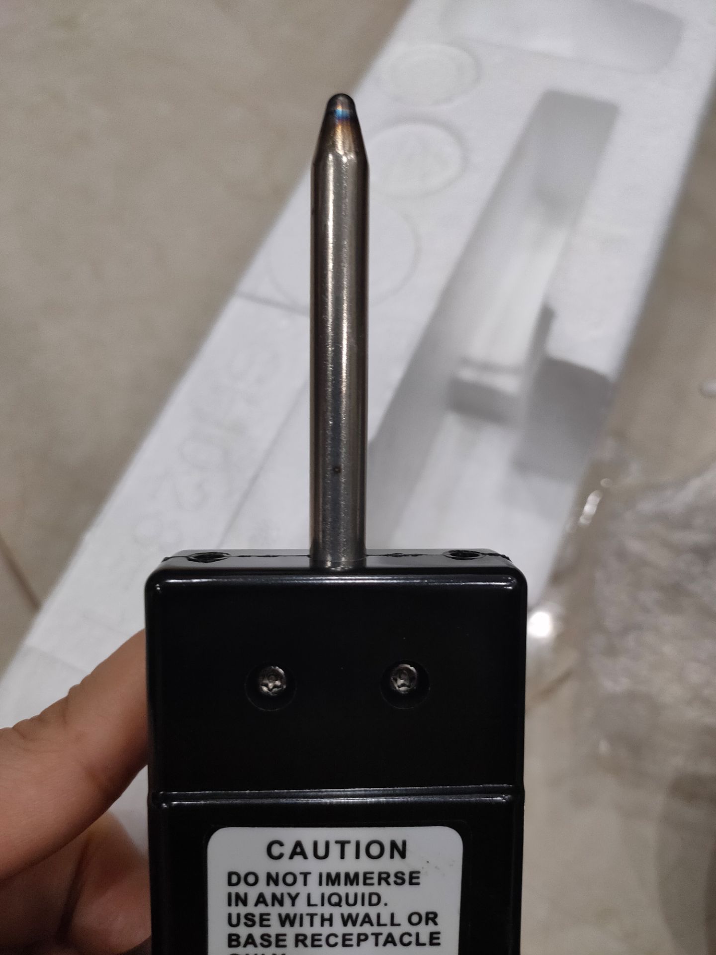 tạm thời nhận hàng xong cắm thử có lên đèn, chưa sử dụng nên chưa biết thế nào ( nhưng note lại với Tiki cái đầu nhọn chuôi cắm hơi đen xíu) . Nhưng an tâm với chính sách đổi trả của Tiki, nên miễn sử dụng được là ổn!