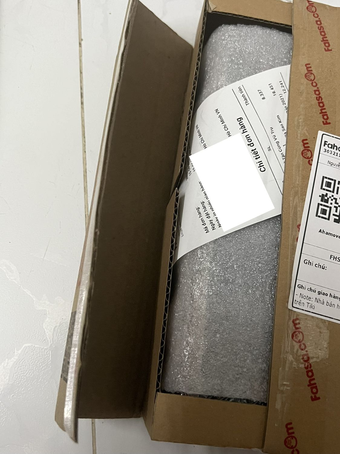 Dịch vụ của FAHASA rất tốt, giao hàng ngay trong ngày, sớm hơn dự kiến 1 tuần. 
Sản phẩm được đóng gói cẩn thận, chuyên nghiệp, cực kỳ đề cao tính chuyên nghiệp của FAHASA về khoản này.

Sách nguyên seal, nhưng không có tặng kèm bookmark, có lẽ đã qua đợt khuyến mãi rồi. FAHASA nên bỏ hình quà tặng để tránh bị khách phàn nàn.

Tuy nhiên chất lượng phục vụ của FAHASA làm mình hài lòng, đánh giá 5 sao (không đánh giá nội dung sách).