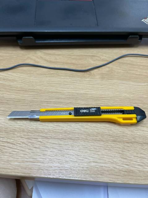 Dao rọc giấy nhìn cứng cáp, rọc giấy khá êm và bén.