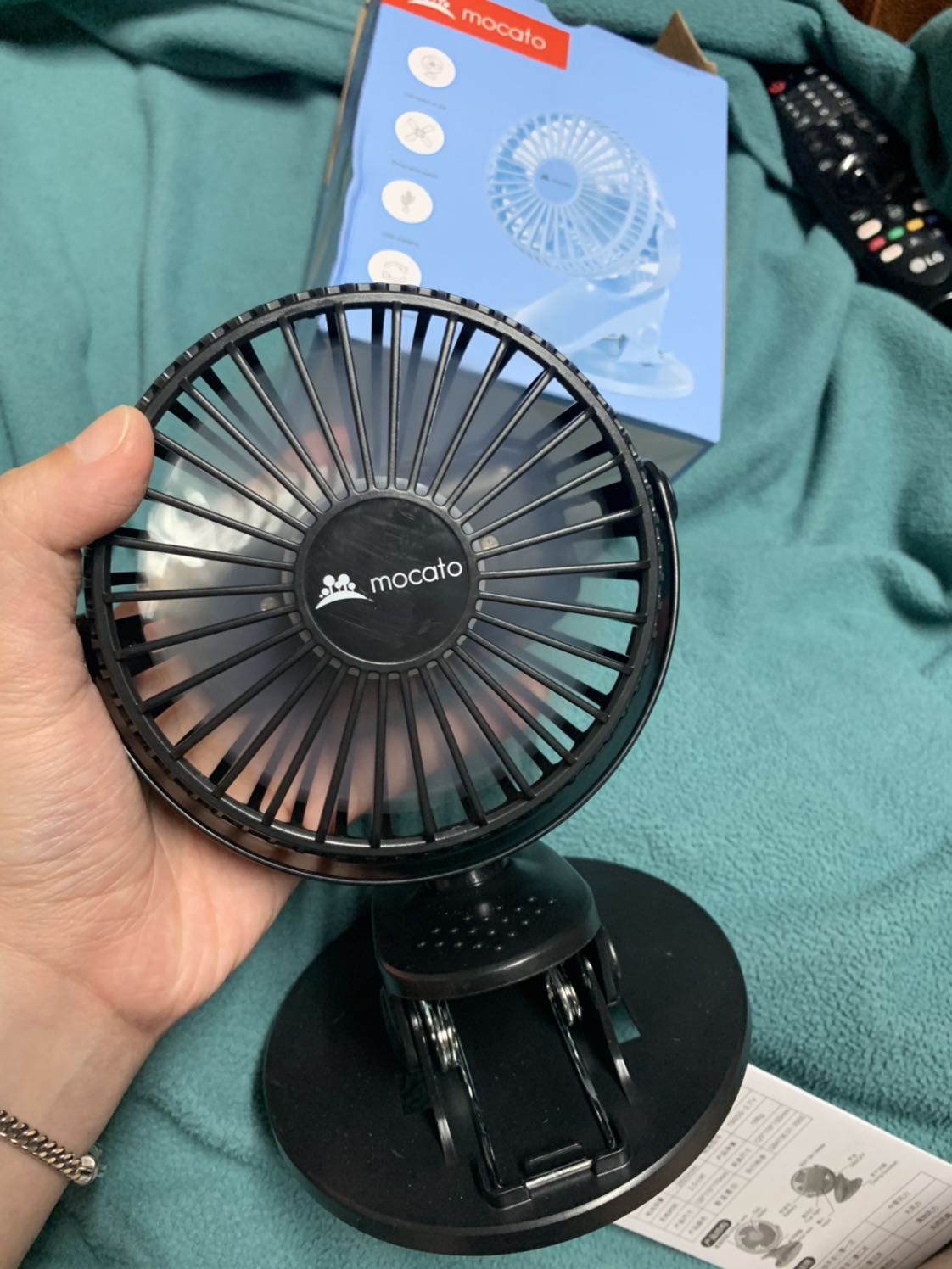 Tiki giao hàng nhanh. 
Hình thức chắc chắn, quạt chạy khá khoẻ có 3 nấc thay đổi. Giá thành cũng hợp lý. Mùa du lịch nắng nóng có em này mang theo cũng oke lắm nha