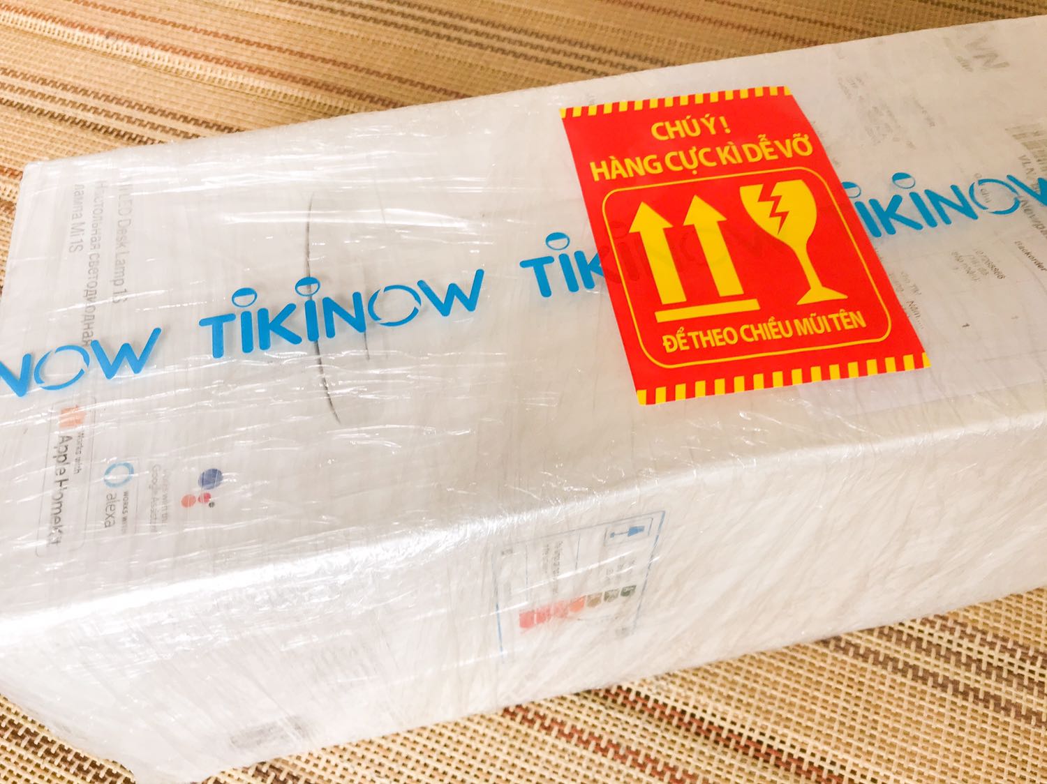 Đóng gói cẩn thận, hộp không bị móp méo. Thiết kế đèn gọn gàng, thanh lịch. Đèn có thể điều chỉnh được nhiệt độ màu, remote từ xa rất tiện. Chỉ có điều là nếu bóng đèn cháy thì có bóng rời để thay không?