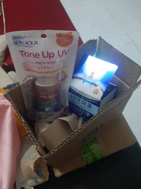 Mình đặt mua sản phẩm này hôm 4/4, ngày 5/4 mình nhận được hàng, không hề có quà tặng kèm như quảng cáo, cả 2 sản phẩm đều như thế. Đã chấp nhận mua giá cao hơn Laz để nhận được túi tặng kèm mà ko có thì không ổn rồi. Tiki giải quyết trường hợp này cho mình.