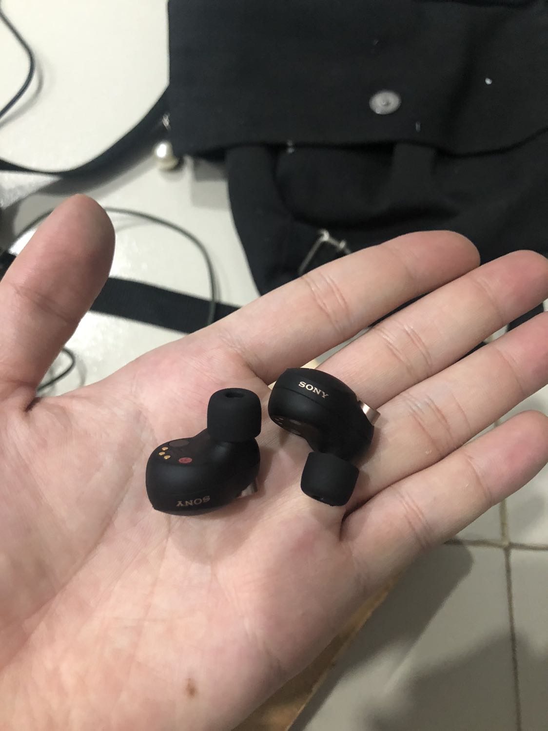 Cảm nhận của mình ban đầu là hộp tai nghe nhỏ hơn tưởng tượng, phần chốt bản lề khó tính thì có thể gọi là hơi thiếu chắc chắn (với tầm tiền này mà nghe cót két nhè nhè nhẹ vậy thì cũng hơi khó chịu, case ko chống nước). Housing to nên đeo khá cấn tai (lâu thì đau tai), tips bọt biển cách âm tốt - nhưng đeo lâu như khi làm việc thì sẽ có kích ứng - dù vệ sinh tips rất kỹ.
Âm thanh mình đã nghe qua wh-510, ex-155ap của sony, và thật sự default của con này không khác mấy :))), 
Điểm ăn tiền là ANC, ambient sound, 360 realtek + hi-res lossless tạm đc, equalizer chỉnh chỉnh để hợp các loại nhạc khác nhau, mở rộng âm trường cũng mức chấp nhận đc
Pros: bass sâu, mạnh, rung não :)), ANC da best (ko khử tiếng nói, âm thanh quá, tần số cao), bluetooth trong vòng 25 bước,
Cons: cảm giác đeo tệ, âm thanh ko có hi-res +360 realtek+ equalizer thì cũng ko khác mấy sp tầm trung của hãng