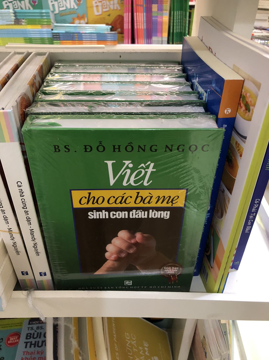 Cách viết nhẹ nhàng, gần gũi. Cung cấp những kiến thức cần thiết cho các mẹ đang chuẩn bị mang thai. Tuy nhiên vẫn chưa cập nhật những điểm mới: vd trẻ sơ sinh bú mẹ ko cần uống thêm nước.....