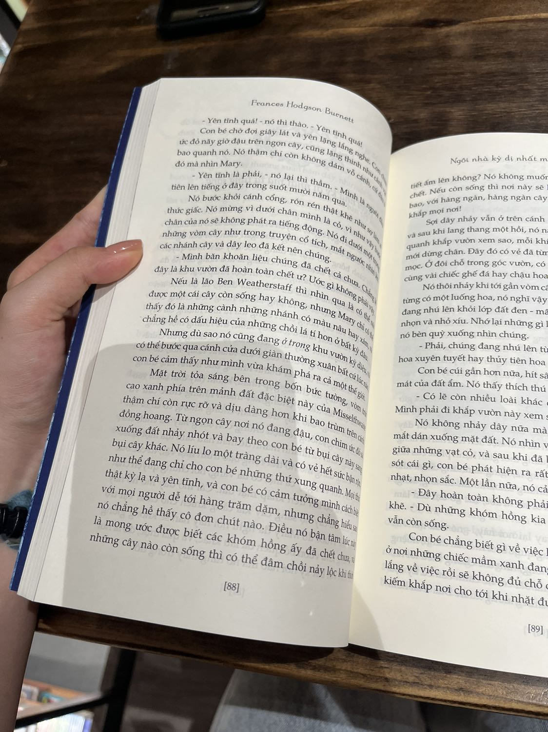 Cách miêu tả của tác giả rất lôi cuốn, mình có thể tưởng tượng ra khung cảnh thật như đang ở đấy. Dù là sách thiếu nhi nhưng vẫn có sức hút với người lớn.
Sách khi được vận chuyển đóng gói rất kỹ và xinh xắn bằng túi giấy, không bị lãng phí bao, giấy bọc nhiều mà vẫn chắc chắn. Mình rất hài lòng.